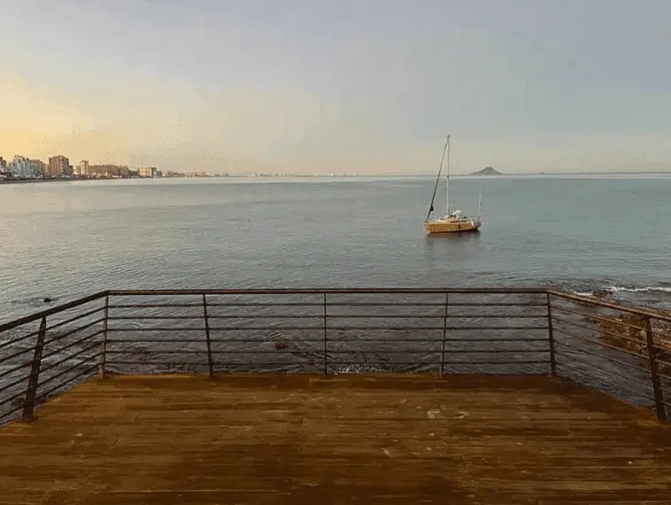 Gradas de madera del Mirador del Galúa junto al mar, La Manga