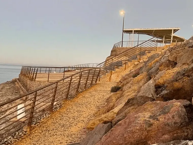 Paseo peatonal y barandilla del Mirador del Galúa, La Manga