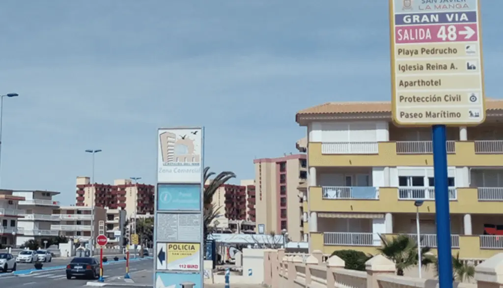 Entrada de la oficina de la Policía Local de San Javier en La Manga