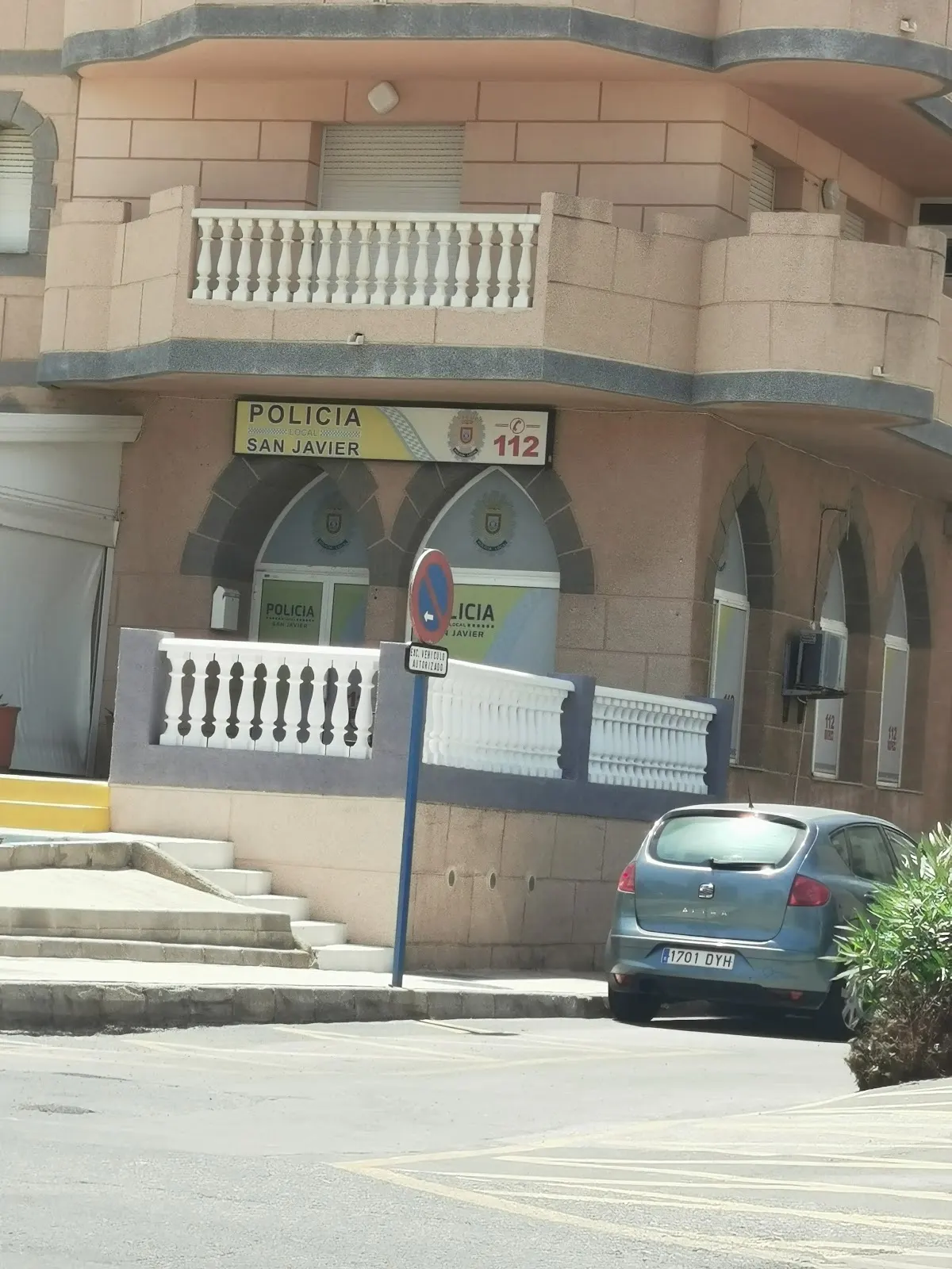 Fachada del edificio con el distintivo de la Policía Local de San Javier, La Manga