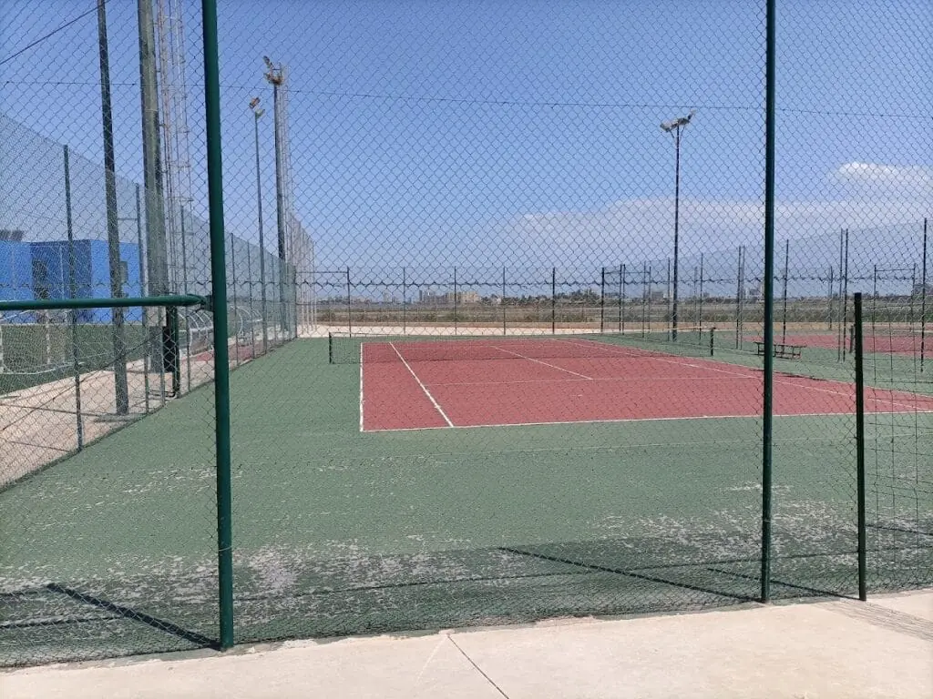 Fachada del Polideportivo Playa Paraíso en Playa Honda