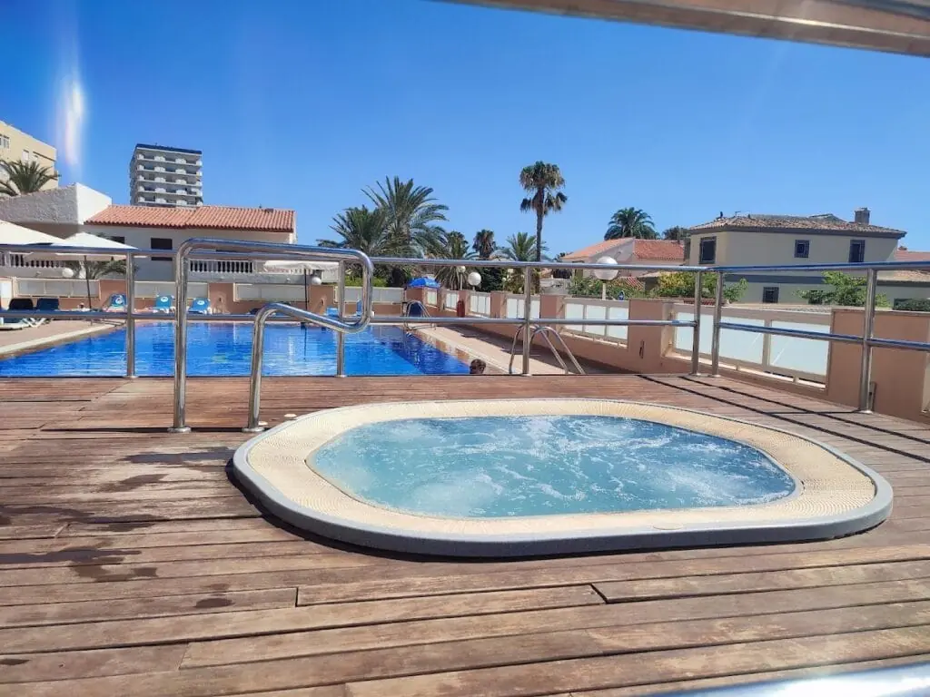Jacuzzi exterior en la terraza de Poseidon La Manga Hotel & Spa