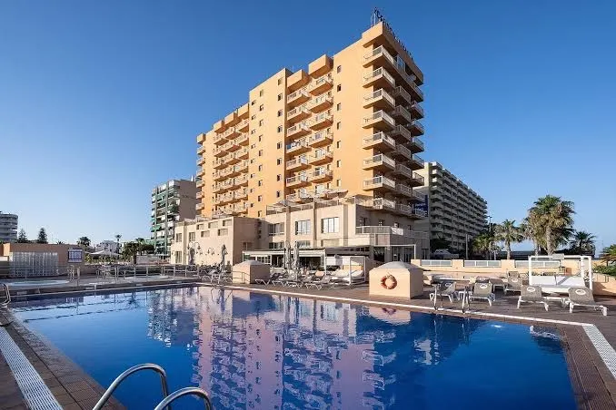 Fachada del hotel Poseidon La Manga junto a la piscina exterior