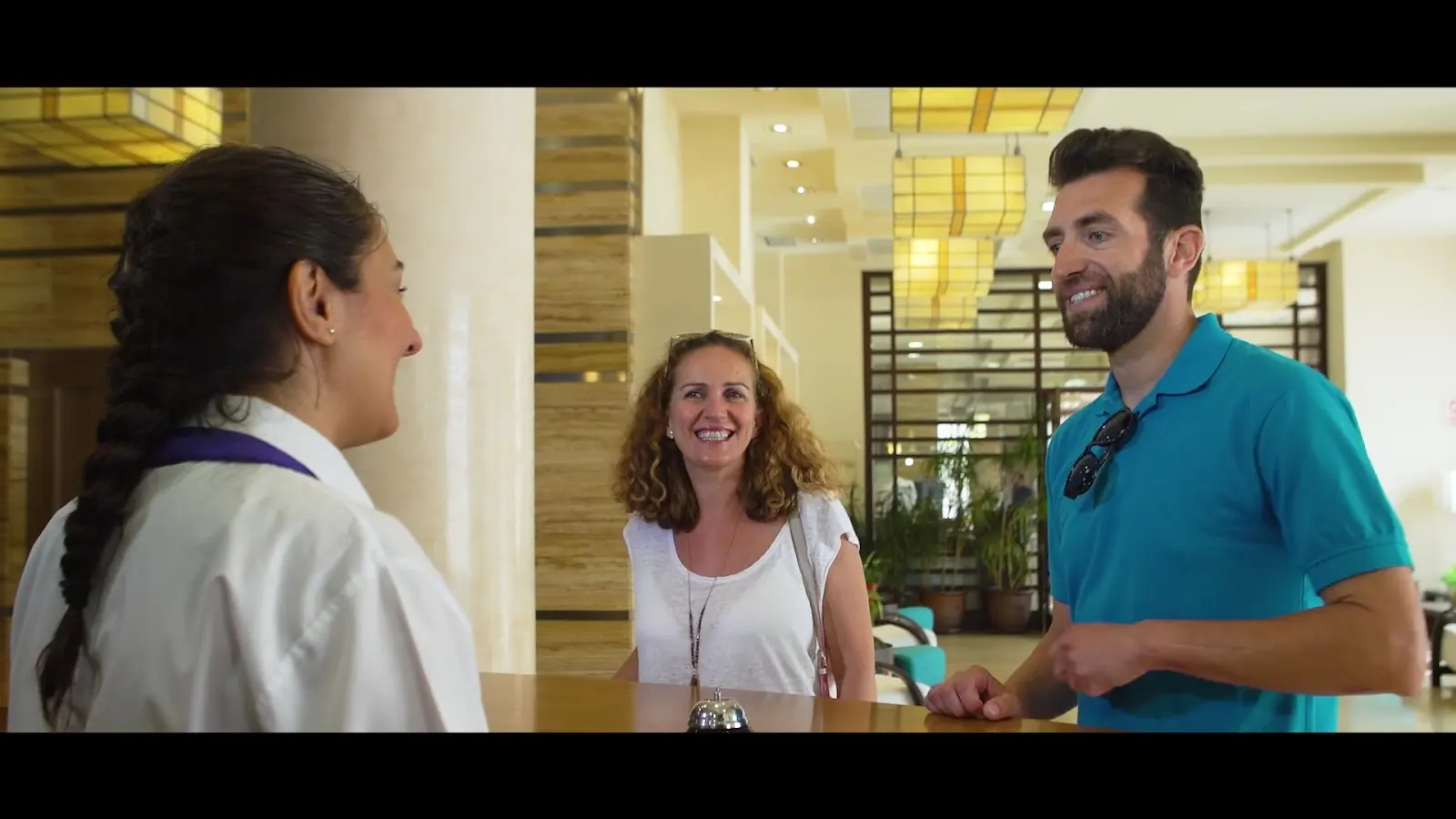Recepción de Poseidon La Manga Hotel & Spa atendiendo a los huéspedes