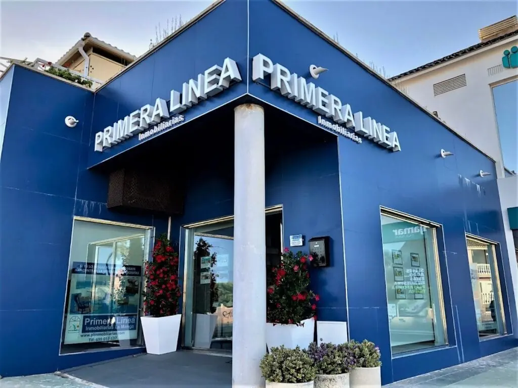 Fachada azul de la oficina de PRIMERA LINEA Inmobiliarias en Cabo de Palos