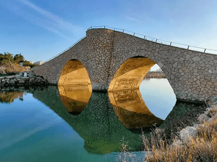 Arco pronunciado del Puente de la Risa en La Manga
