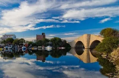 Personas cruzando el Puente de la Risa, La Manga del Mar Menor