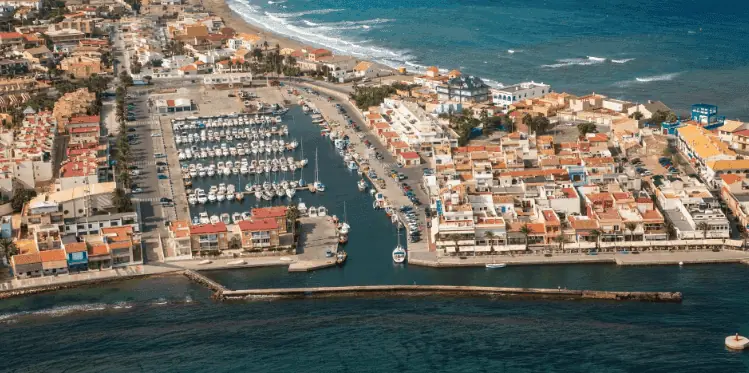 Vista del Puerto de Cabo de Palos con el faro al fondo