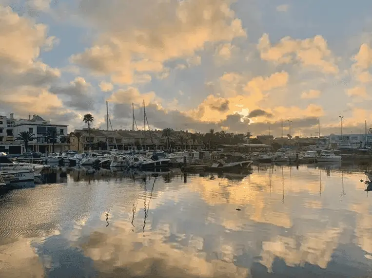 Paseo junto a la dársena del Puerto de Cabo de Palos