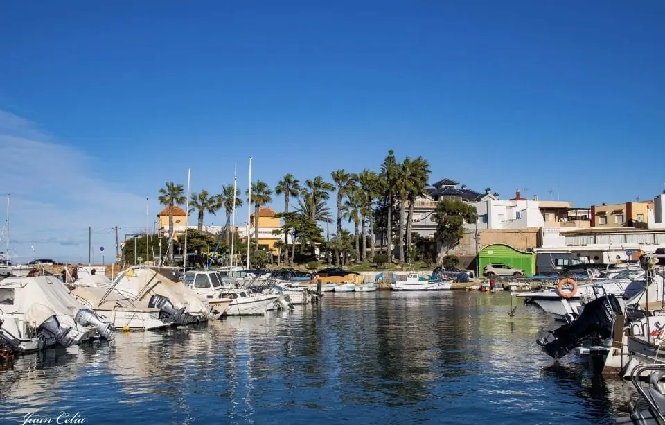 Barcas de pesca amarradas en el Puerto de Cabo de Palos