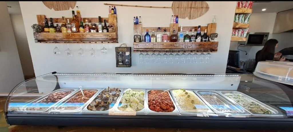 Expositor de tapas y aperitivos en la barra de Punto de Amarre