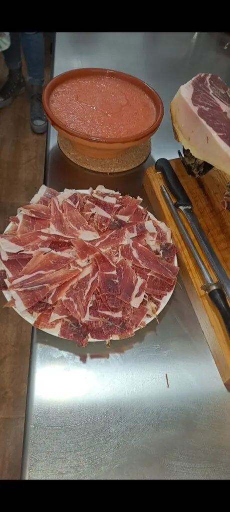 Jamón cortado a mano en Punto de Amarre, Cabo de Palos