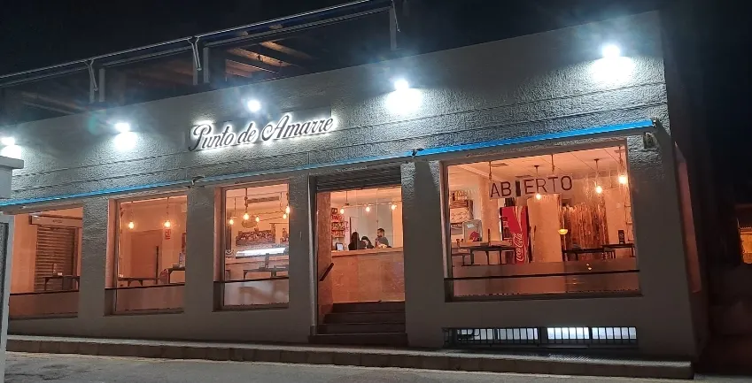Fachada iluminada de Punto de Amarre de noche, en Cabo de Palos