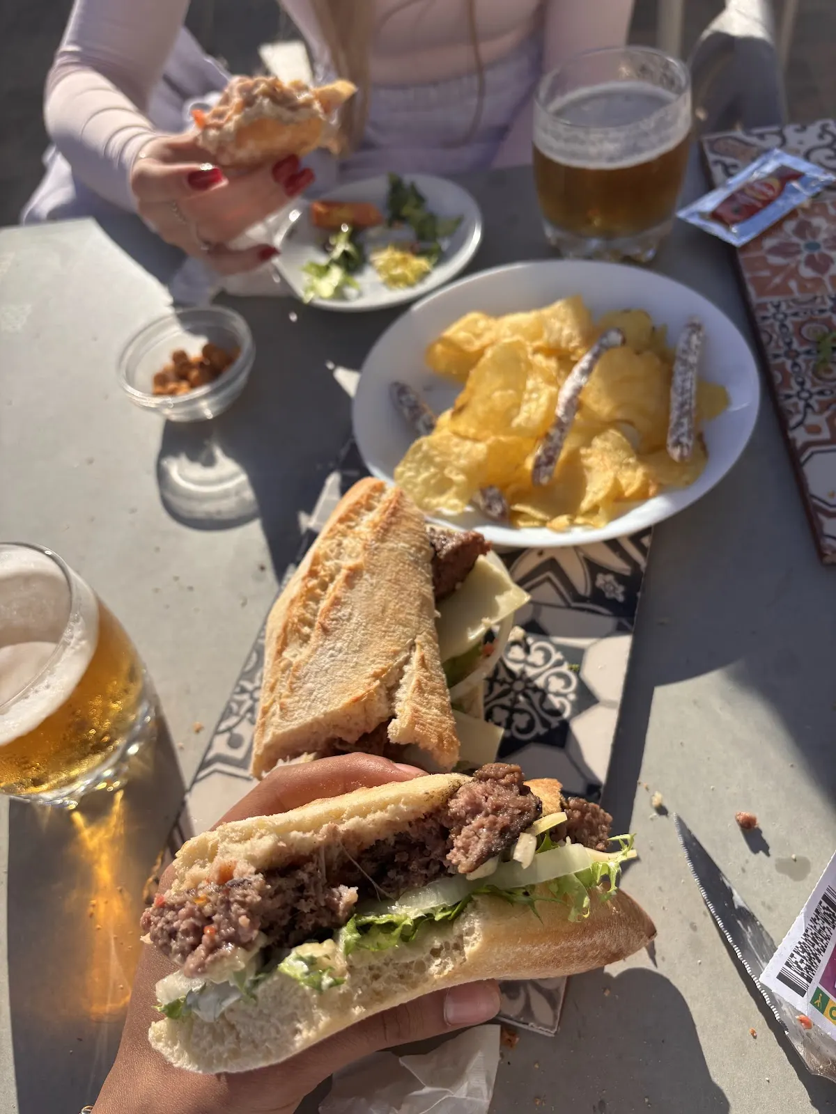 Bocadillos y cañas en la terraza de Punto de Amarre