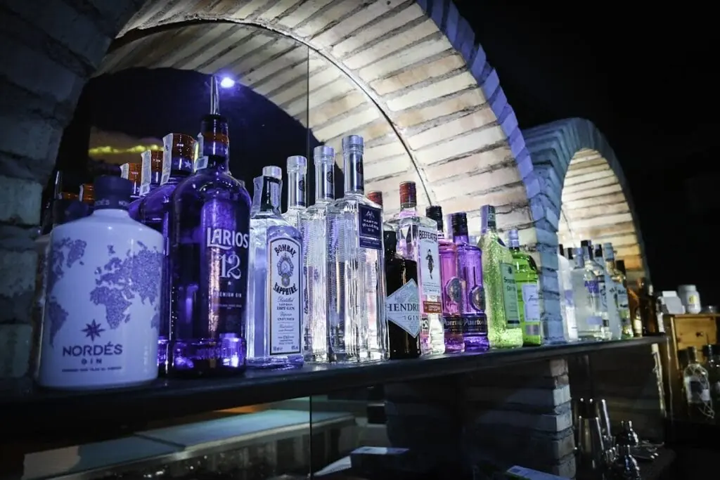 Estantería de ginebras en la barra de Quality Pub