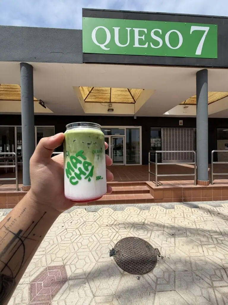 Rótulo de Queso 7 en su local de la Gran Vía de La Manga