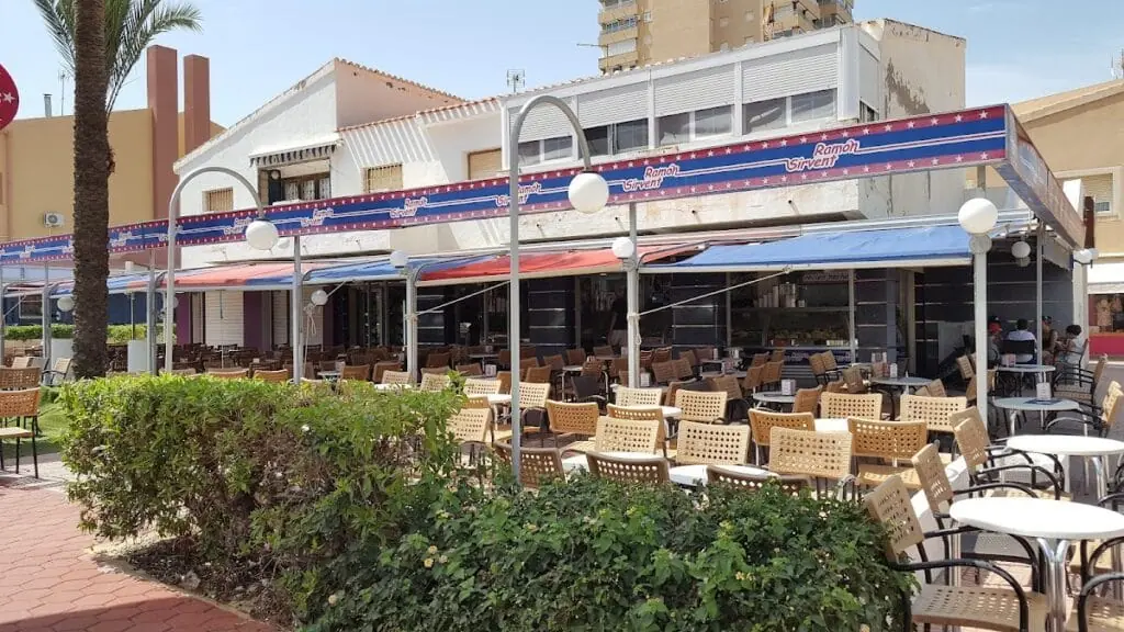 Fachada de la heladería Ramón Sirvent en Plaza Bohemia, con sus terrazas