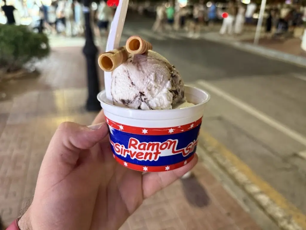 Helado en tarrina de Ramón Sirvent sujeto en la calle, de noche