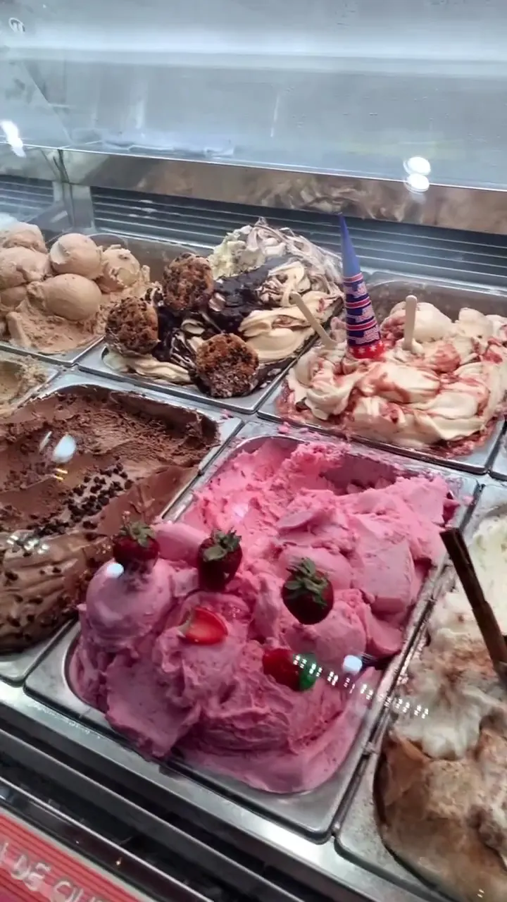 Vitrina de sabores de helado artesanal en Ramón Sirvent
