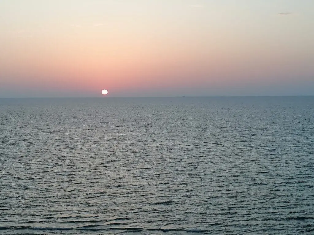 Puesta de sol sobre el Mediterráneo vista desde Residencial Segura y Copacabana