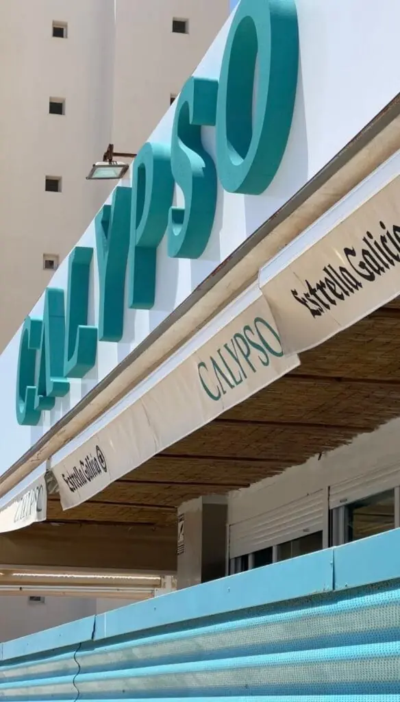 Terraza de Restaurante Calypso frente al Mar Mayor