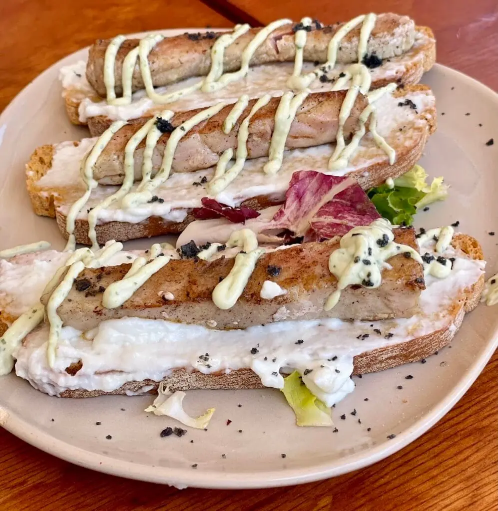 Plato de pescado en Restaurante Calypso