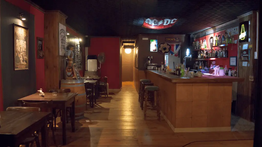 Barra e interior del pub Rhapsody, ambiente de rock en Plaza Bohemia