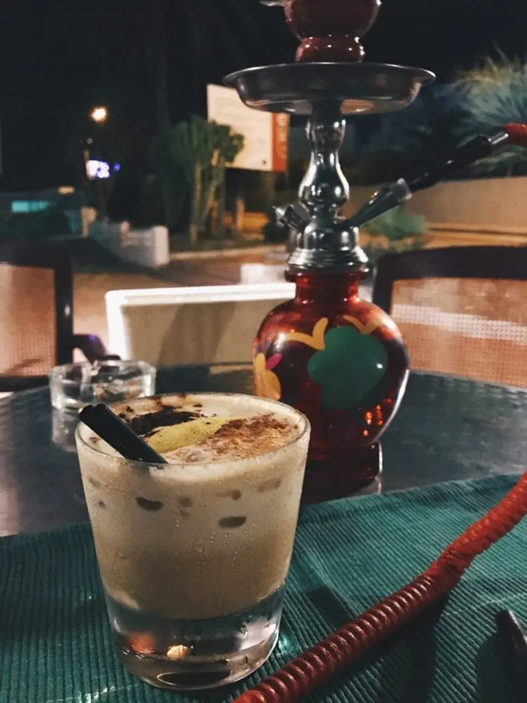 Cóctel servido junto a una shisha en la terraza de Rhapsody