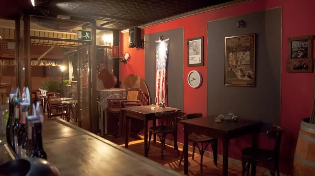 Sala interior de Rhapsody decorada, con ambiente de música en directo