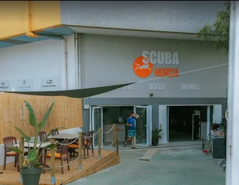 Fachada de Scuba Murcia en el Centro Comercial Entremares, La Manga