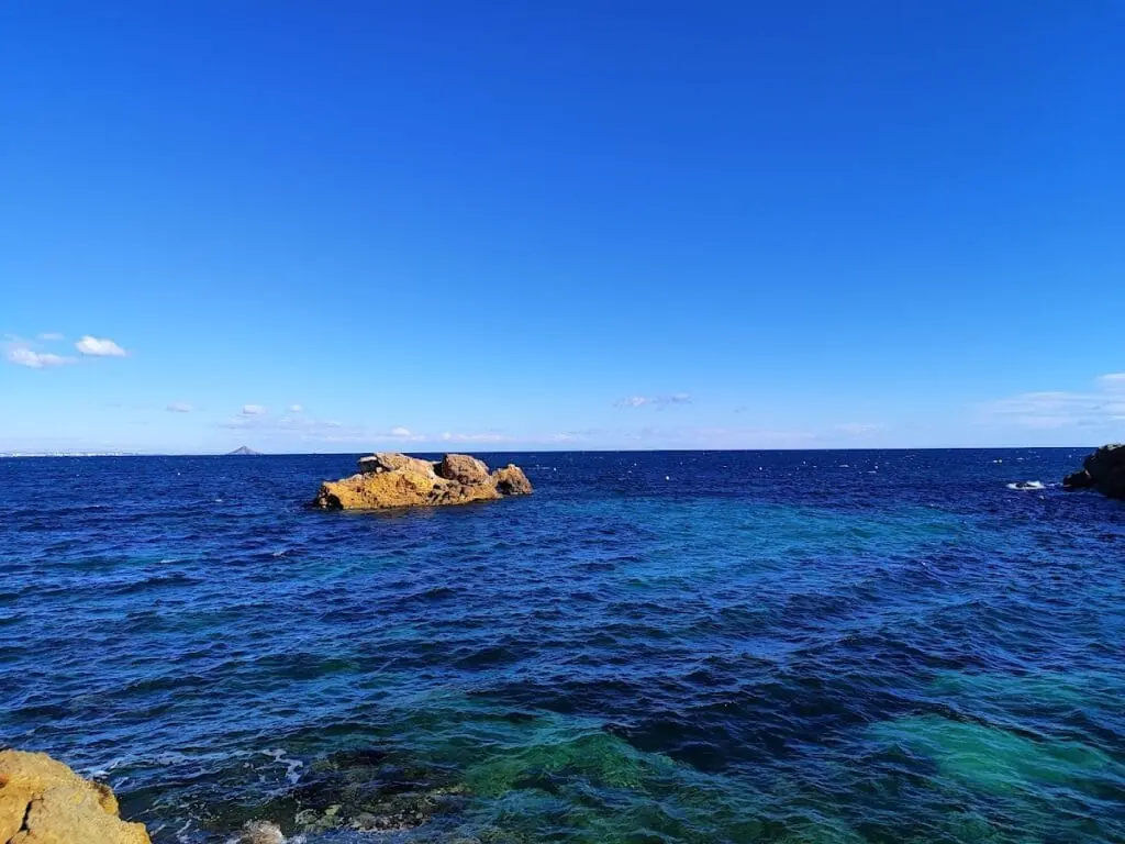 Acantilados del sendero de Cabo de Palos hacia Cala Reona