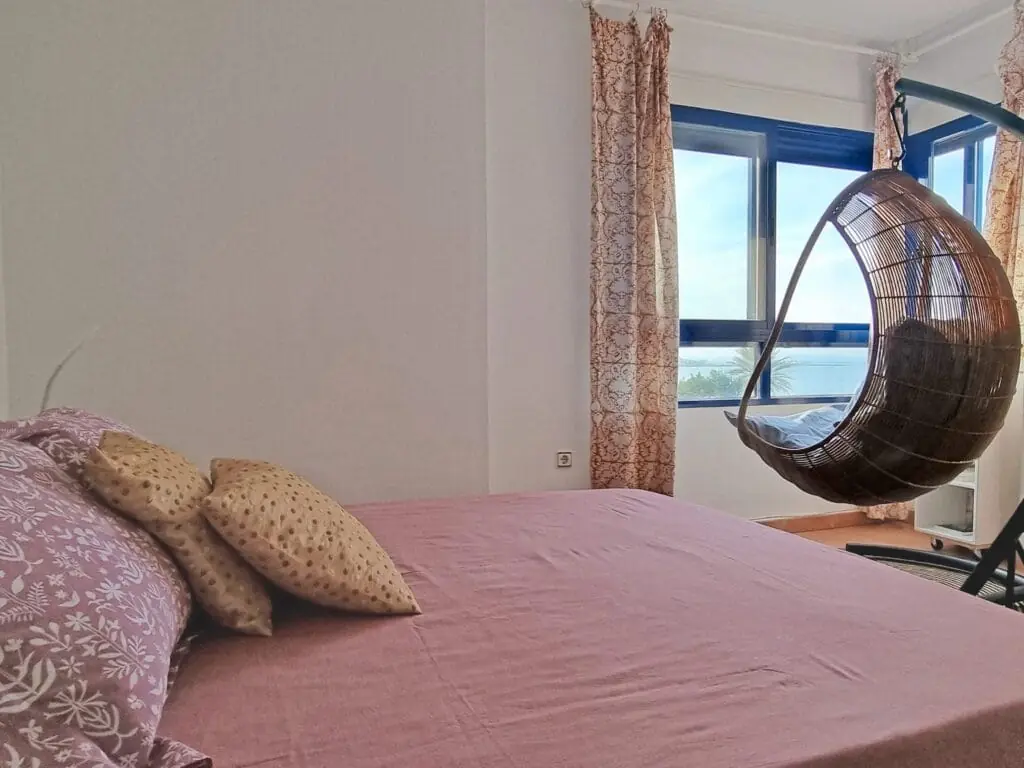 Salón con balcón al mar de Shore House