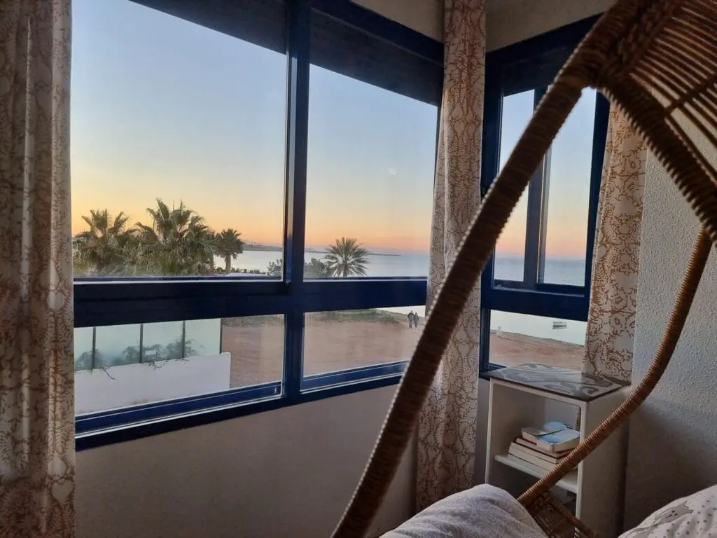 Segundo dormitorio de Shore House con balcón cerrado