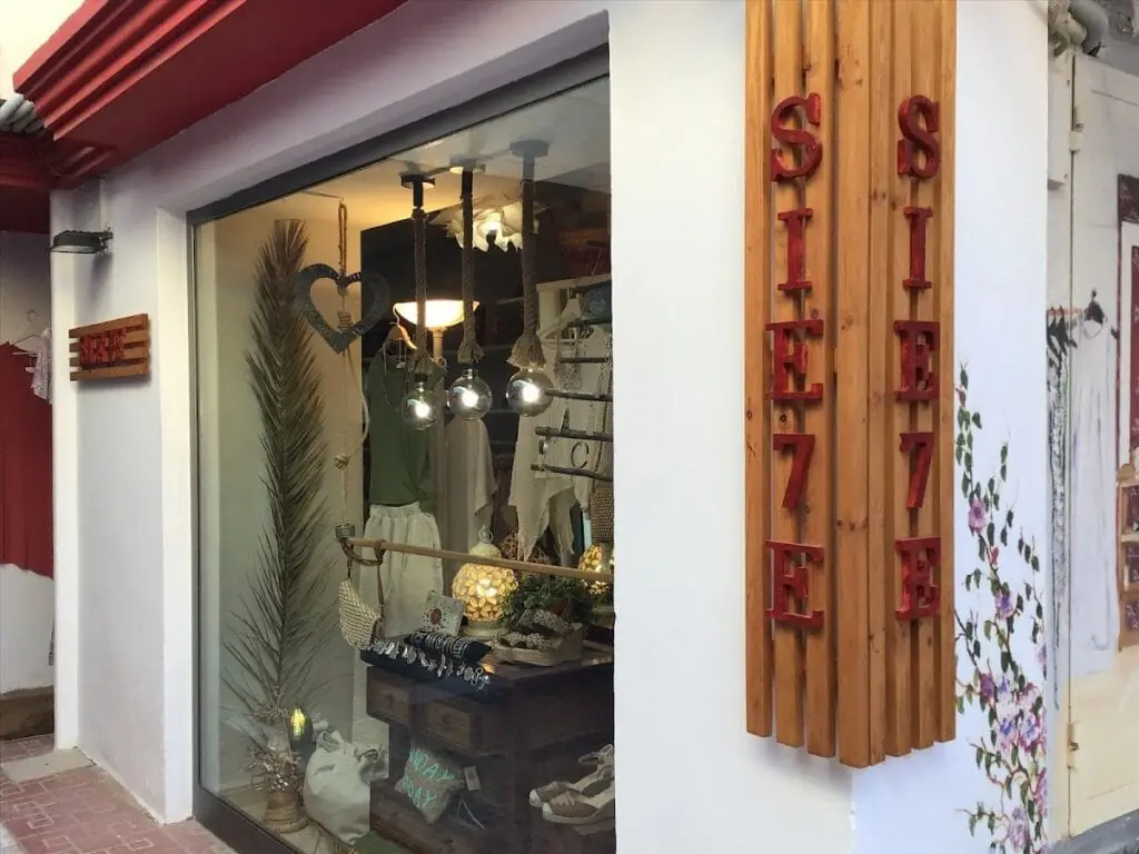 Fachada de la tienda Sie7e en Calle Proa, La Manga