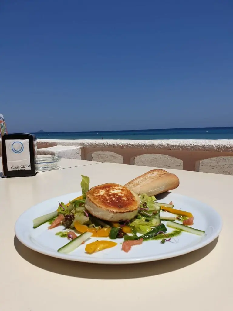Plato de cocina internacional en Siesta Restaurante Bar