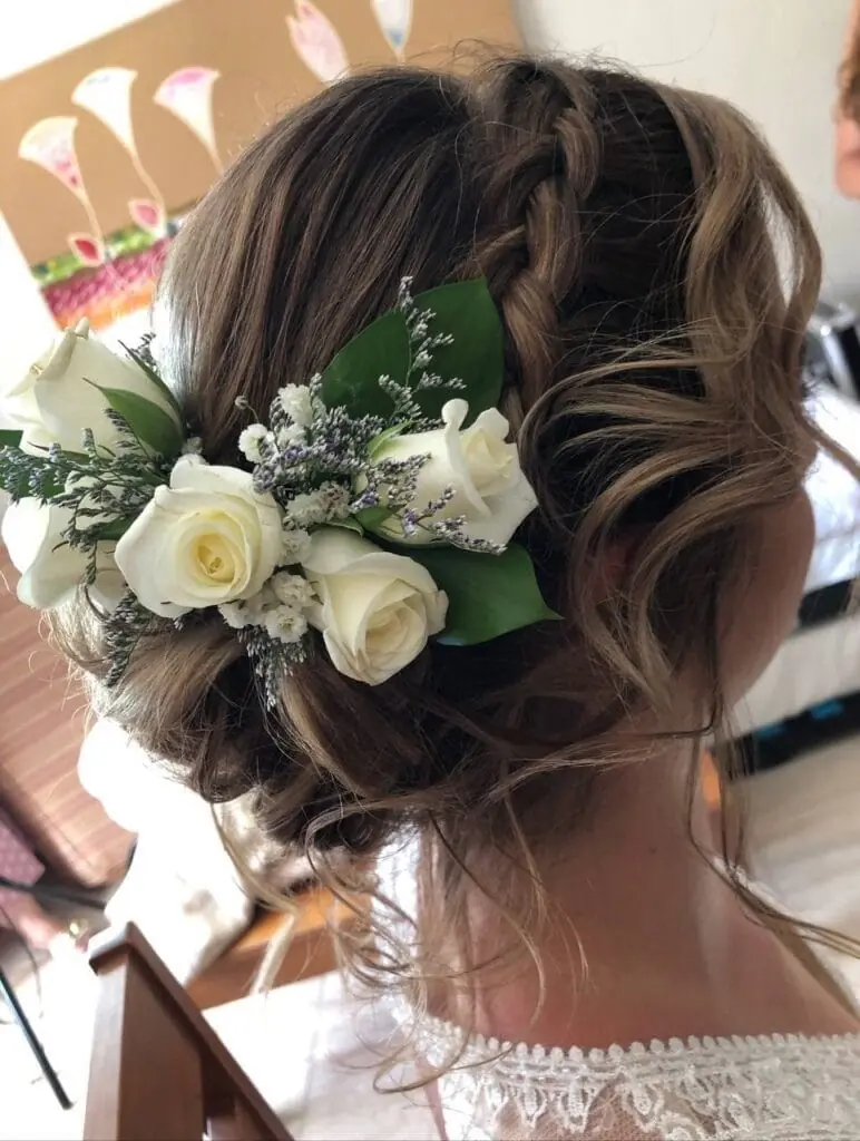 Recogido de novia con flores realizado en Silvia Peluqueros, Cabo de Palos