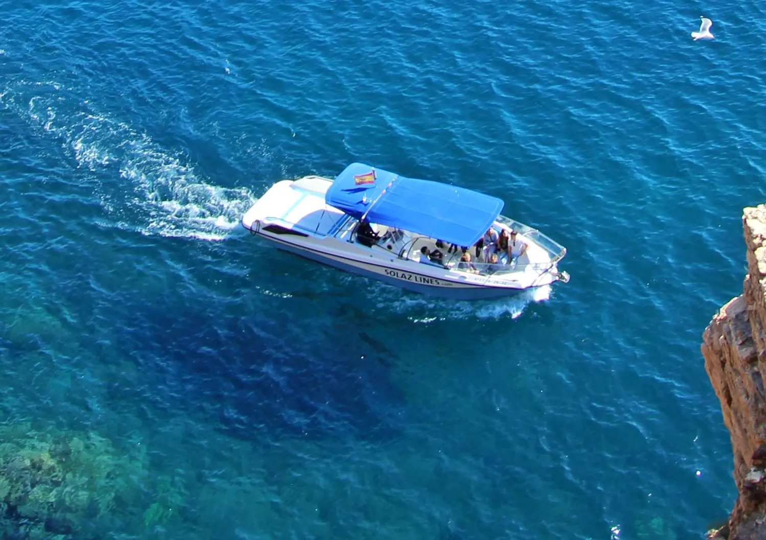 Vista aérea del barco Solaz Lines navegando con pasajeros a bordo