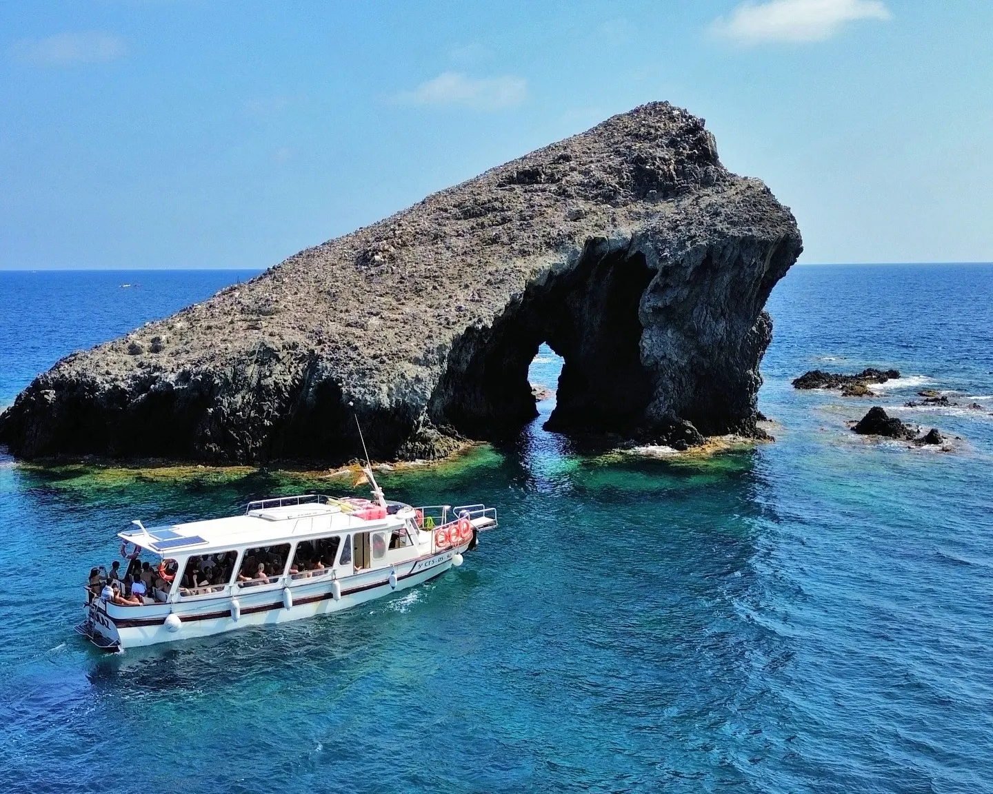 Barco de Solaz Lines junto al arco rocoso de la Isla Grosa