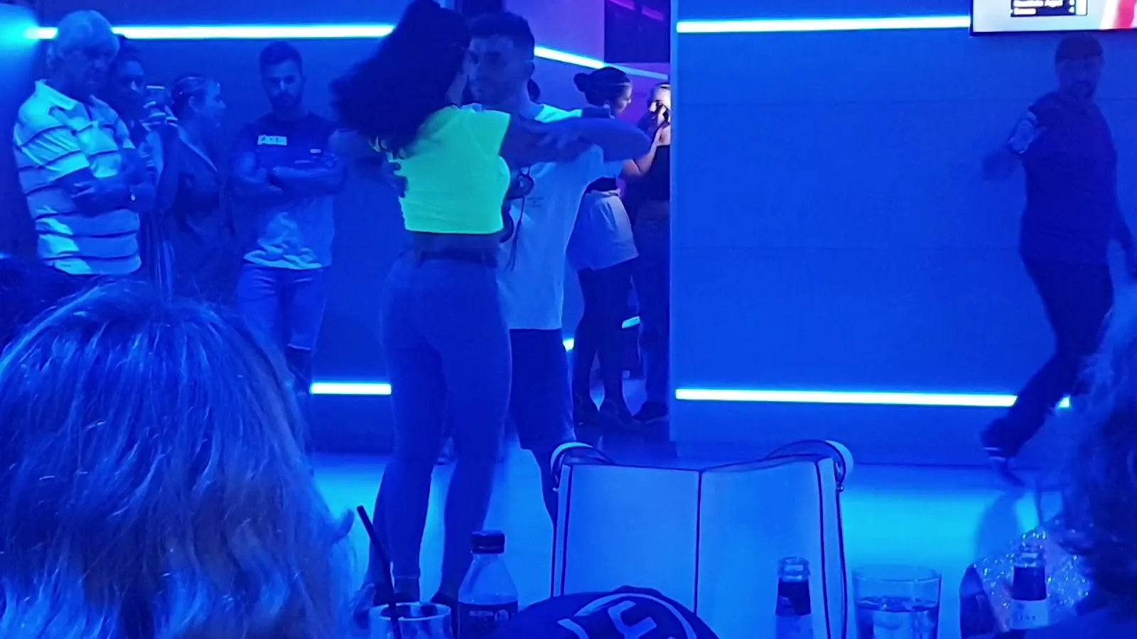Ambiente nocturno con baile en la pista de Sportbar Trébol