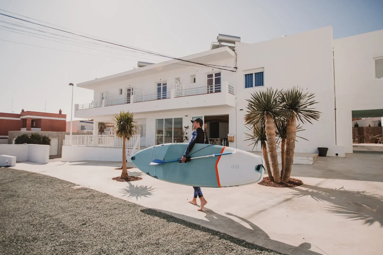 Fachada de Sub Up Hostel en el centro de Cabo de Palos