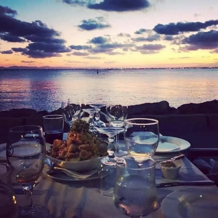 Terraza de Sugar and Spice con vistas al Mar Menor
