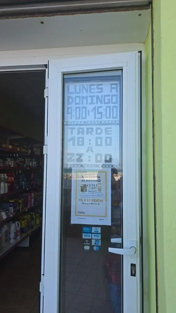 Interior de Supermercado Frutería Campos