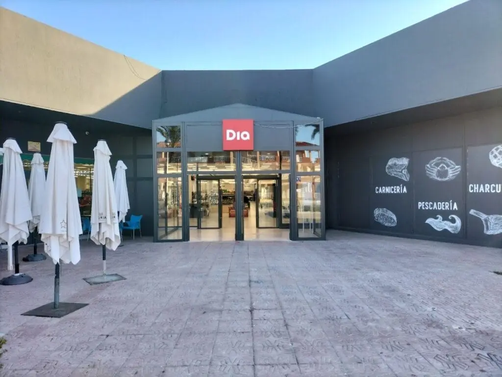 Fachada del supermercado Dia en la Gran Vía de La Manga