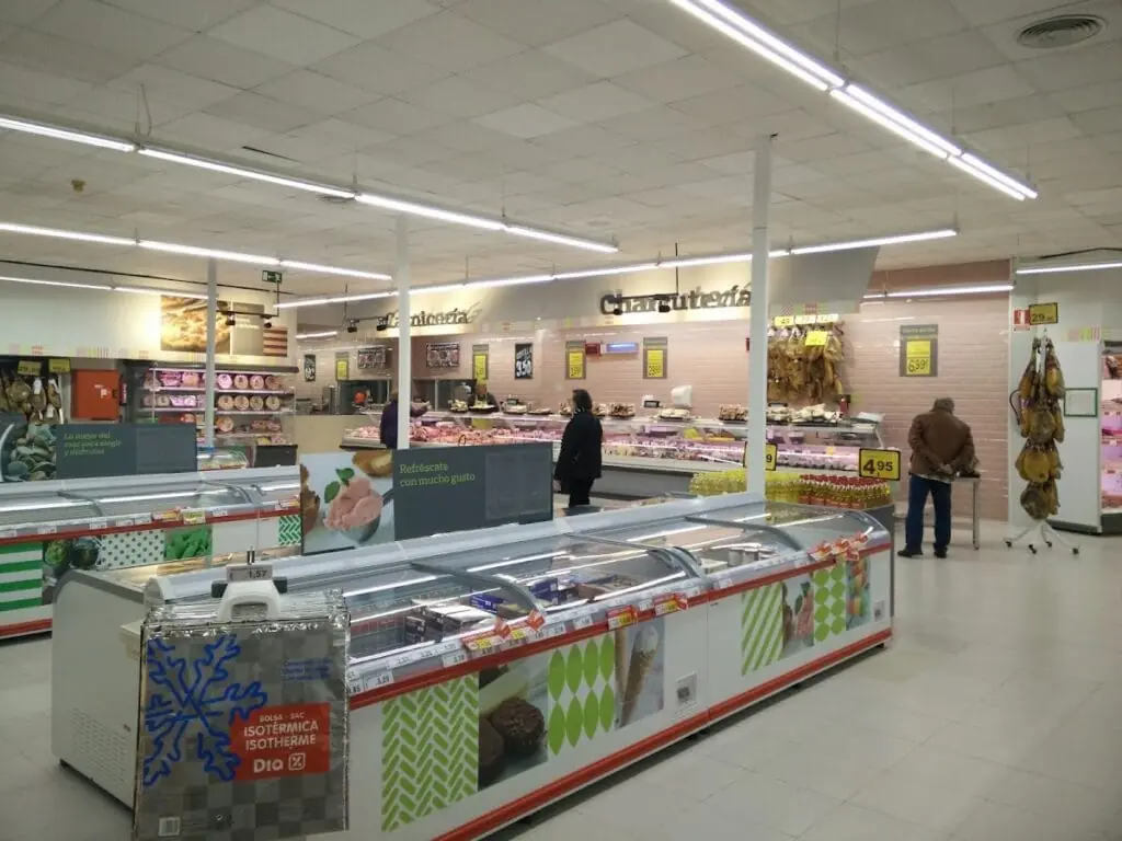 Estanterías de alimentación en Supermercados Dia