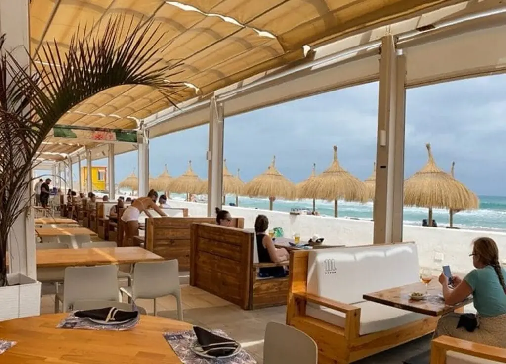 Fachada de Restaurante Surfing, Urbanización Babilonia