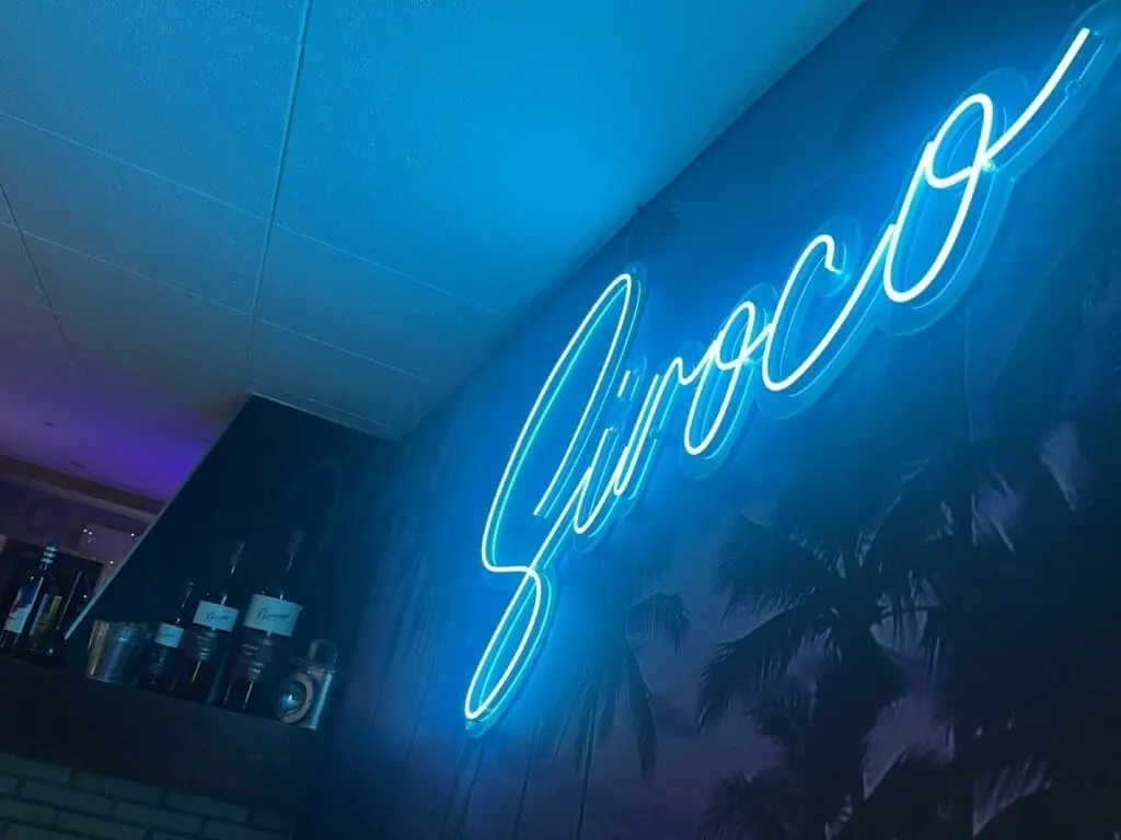 Rótulo luminoso en el interior de Taberna Siroco