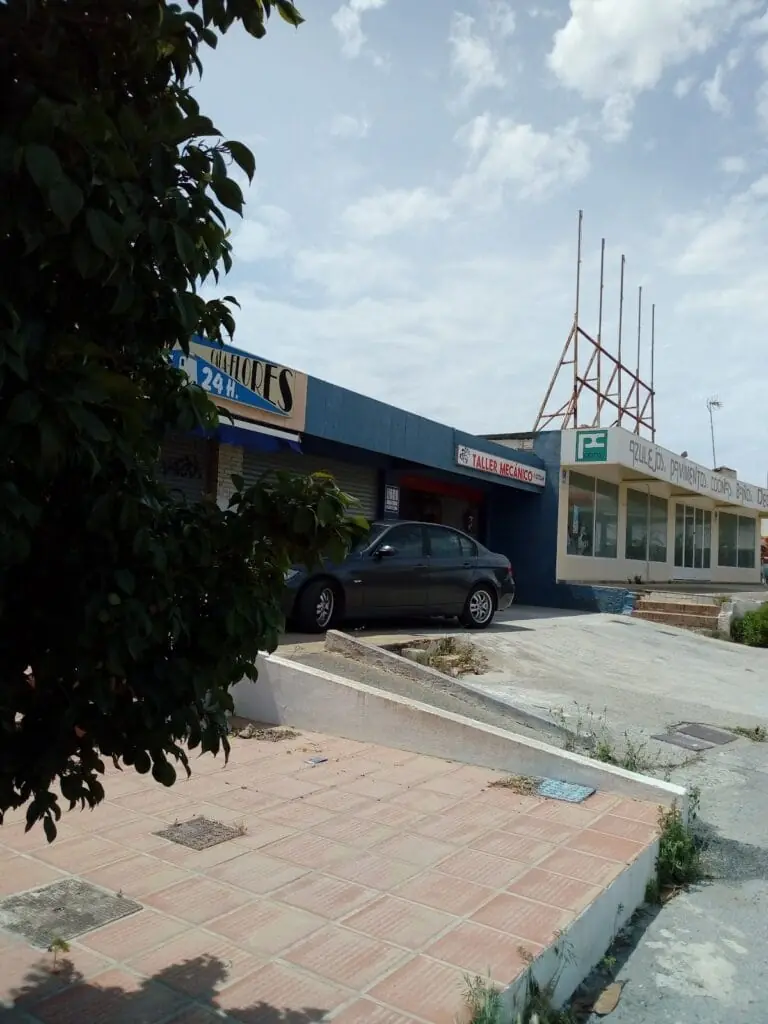 Fachada con el rótulo 'Taller Mecánico' de Taller Francisco Javier Esteban, Plaza Cala Flores