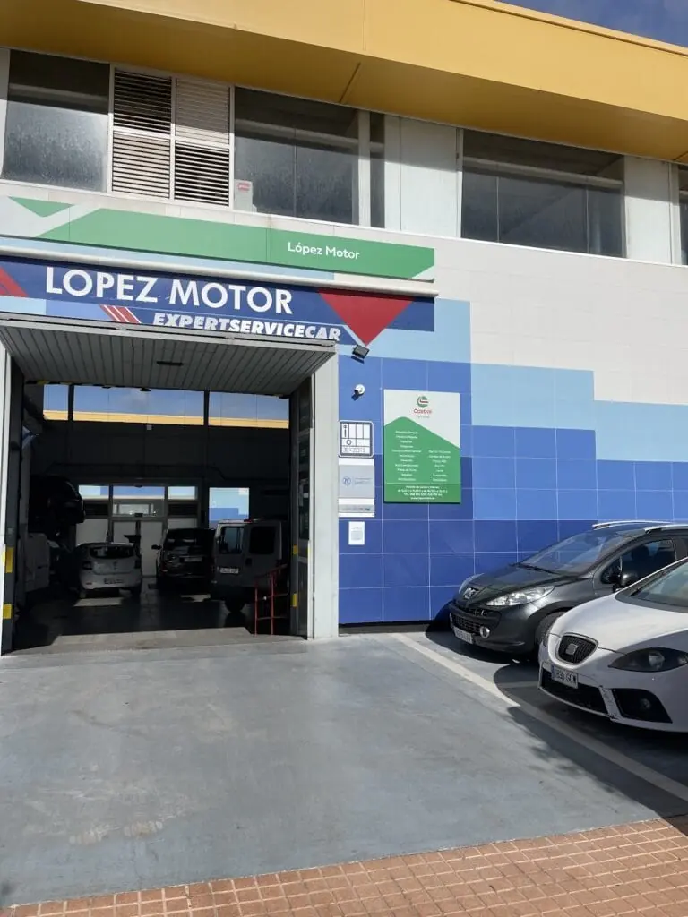 Fachada del taller López Motor (Castrol Service) con acceso para vehículos