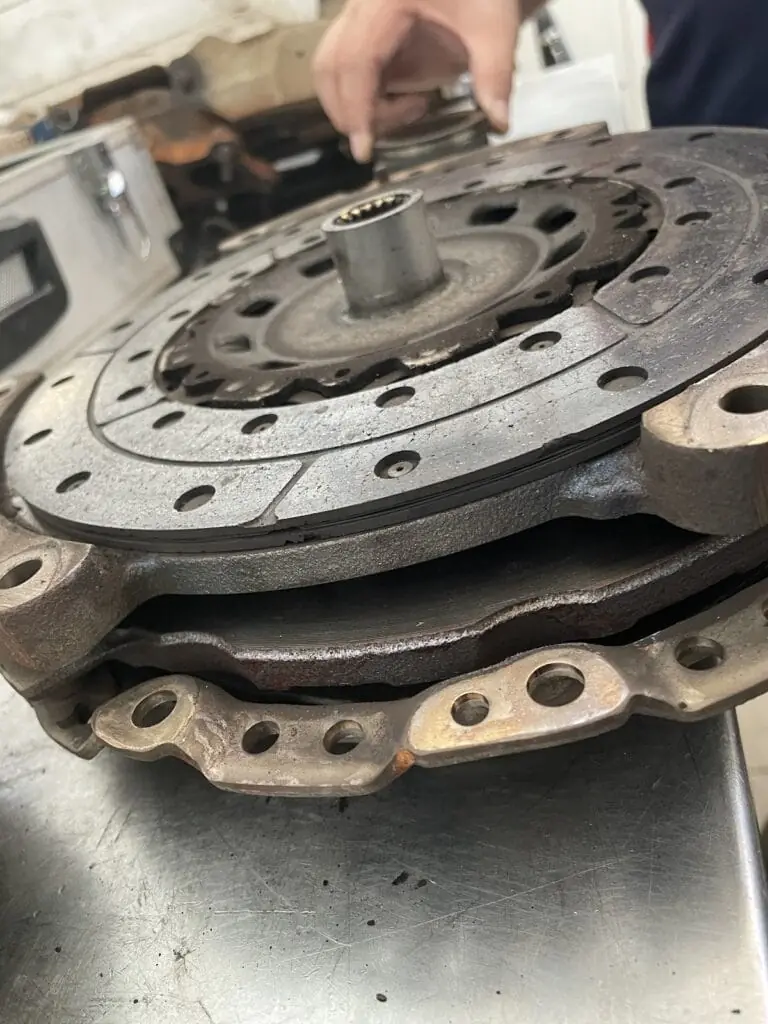 Pieza de embrague reparada en el taller López Motor