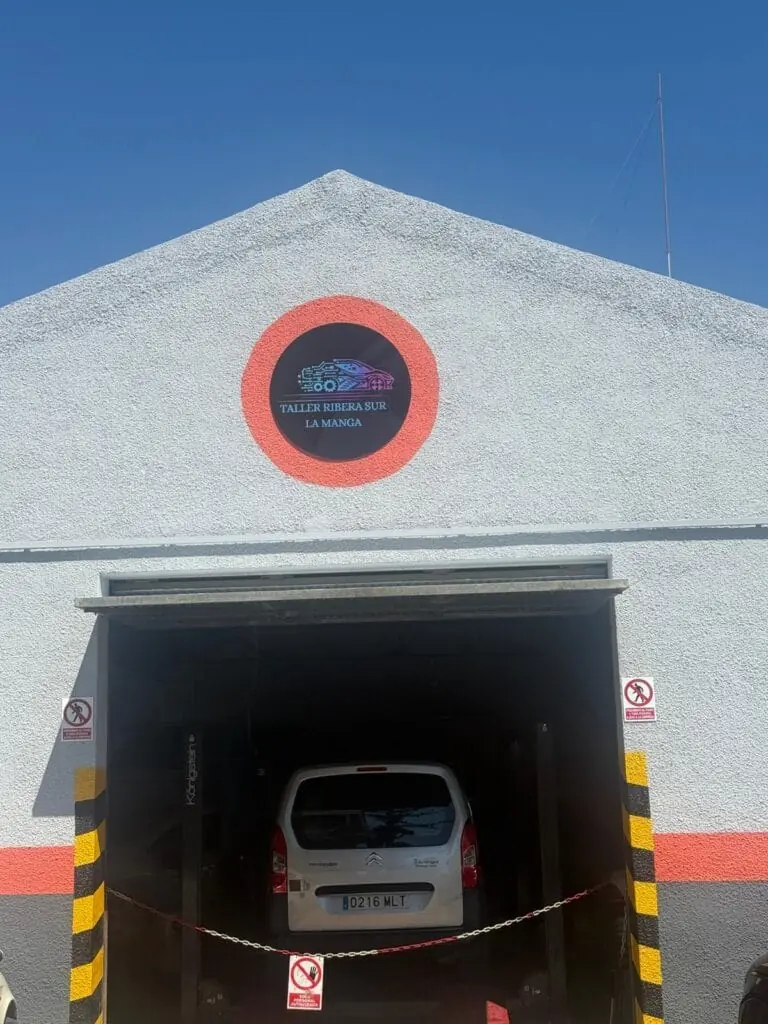 Entrada del Taller Ribera Sur La Manga con el logo del negocio
